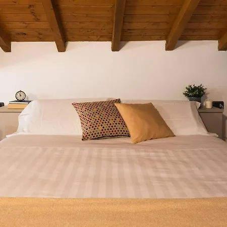 Joivy Scenic 2br With Balcony & Parking